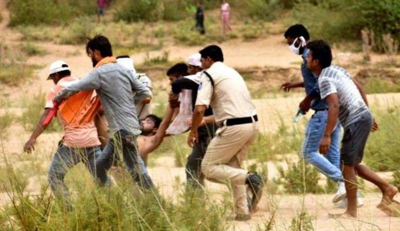 सबसे पहले ग्रामीणों ने कूदकर बच्चों की चचेरी बड़ी बहन वैशाली (40) और एक 13 साल की सिद्धी नाम की बच्ची को बड़ी बमुश्किल से बाहर निकाला। थोड़ी दूर पर निमेश (35) का शव मिला। जहां वैशाली तो बच गई, लेकिन मासूम बच्ची सिद्धी की मौत हो गई। काफी मशक्कत करने के बाद रेस्क्यू टीम आयुष और आदि को निकाला, पर वह जिंदा नहीं थे, उनकी भी मौत हो चुकी थी।