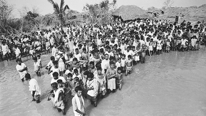 यह तस्वीर 11 नवंबर, 1971 को आए तूफान की है। इसका असर उड़ीसा, बांग्लादेश पर पड़ा था।