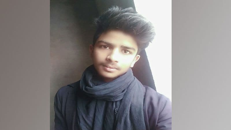 मामला थाना रमाला क्षेत्र के बसौली गांव की है। यहां रविवार को पिछड़ा वर्ग प्रकोष्ठ के जिला उपाध्यक्ष व बीजेपी नेता पदम कश्यप के भाई के साथ चक्की पर 40 किलो आटे की तोल को लेकर गांव के ही एक व्यक्ति का विवाद हुआ था, जिसके चलते अगले दिन दूसरे पक्ष के लोगों ने दो दर्जन से ज्यादा हथियारबंद बदमाशों को बुलाया और बीजेपी नेता पक्ष पर अंधाधुंध फायरिंग कर दी। 