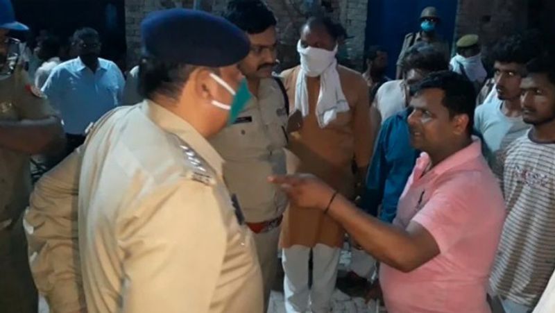 इस दौरान बीजेपी नेता के बेटे की हमलावरों ने गोलियों से भूनकर हत्या कर दी। घटना को अंजाम देकर जब बदमाश फायरिंग करते हुए भागने लगे तो ग्रामीणों ने उन्हें घेर लिया और दो बदमाशों पकड़ लिया। आक्रोशित ग्रामीणों ने पीट-पीट कर दोनों को मौत के घाट उतार दिया।