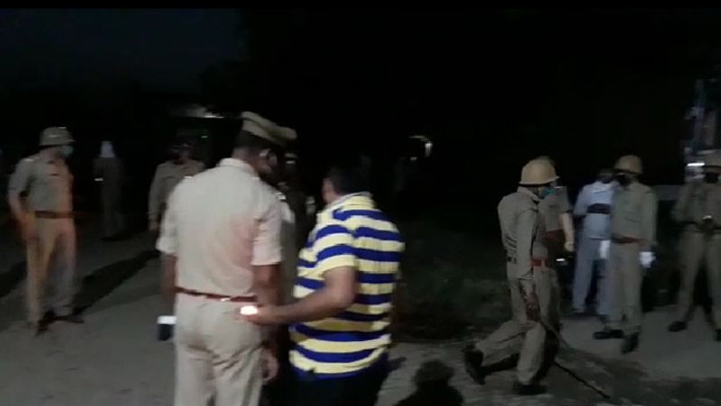 इस तिहरे हत्याकांड की सूचना मिलते ही पुलिस महकमे में हड़कंप मच गया। बड़ी संख्या में कई थानों की फोर्स मौके पर पहुंची गई। गांव में तनावपूर्व माहौल के चलते फोर्स तैनात कर दी गई।पुलिस ने तीनों के शव को कब्जे में लेकर पोस्टमार्टम के लिए भेजा दिया है। साथ ही आरोपियों की गिरफ्तारी के लिए छापेमारी शुरू कर दी गई है।