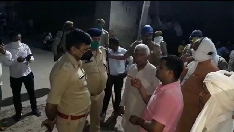 एसपी ने कहा कि तहरीर मिलने पर मुकदमा दर्ज किया जाएगा। दो घायल भाइयों को उपचार के लिए मेरठ रेफर कर दिया गया है। घायल पड़ोसी को वहीं के अस्पताल में भर्ती कराया गया है।
