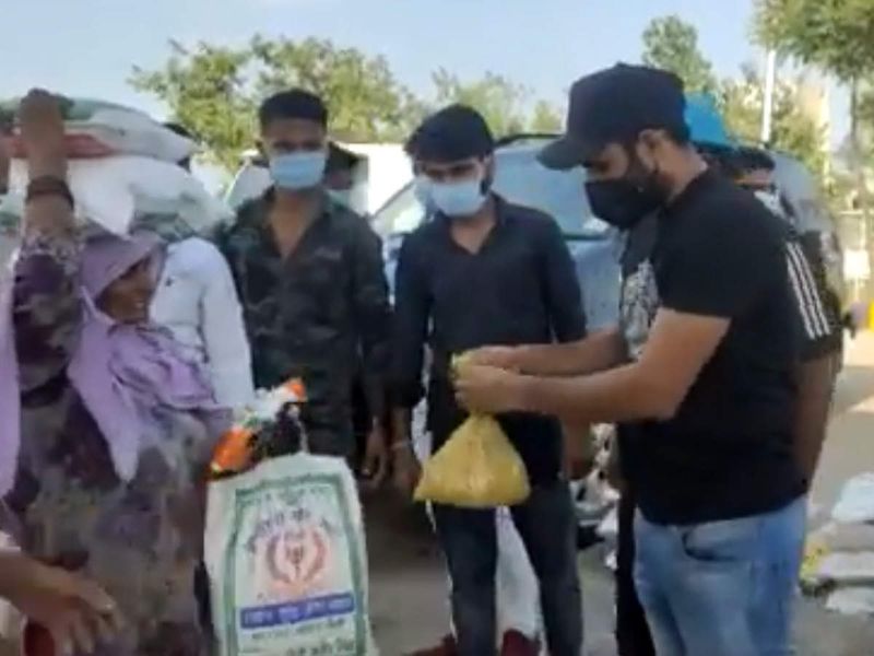 लॉकडाउन में शमी बेसहारा और जरूरतमंदों की मदद करते भी दिखे थे। सोमवार को उन्होंने बसों से जाने वाले प्रवासी मजदूरों को खुद ही भोजन और फल के पैकेट बांटे। इसी दौरान क्रिकेटर ने हसीन जहां के आरोपों पर अपना पक्ष रखा। 
