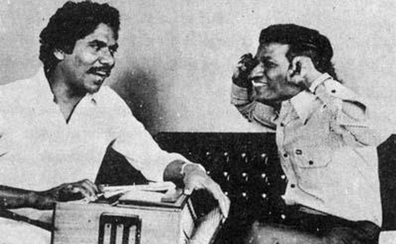 நீ பாடி யார் கேக்குறது.... அன்பு நண்பர் பாரதி ராஜா பாடல் பாட, அதனை குறும்புத்தனத்தோடு கலாய்க்கும் விதமாக காதை மூடி கொண்டு போஸ் கொடுக்கிறார் இளைய ராஜா.