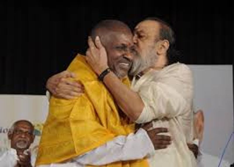 பாடல் வரிகளால்.... இளையராஜாவின் இசைக்கு வலிமை சேர்த்த பாடலாசிரியர்களில் ஒருவர் வாலி. தன்னுடைய எழுத்துக்கு உயிர் கொடுத்து... மக்களின் மனதில் கொண்டு போய் சேர்த்த ராஜாவிற்கு முத்தம் கொடுத்த அன்பை வெளிப்படுத்திய வாலியின் புகைப்படம் இது 