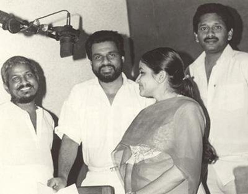 பாடகர் யேசுதாஸ், சித்ராவுடன்... ரெகார்டிங் போது இளையராஜா எடுத்து கொண்ட அரிய புகைப்படம். அப்போது செம்ம யங் டீம் இது.