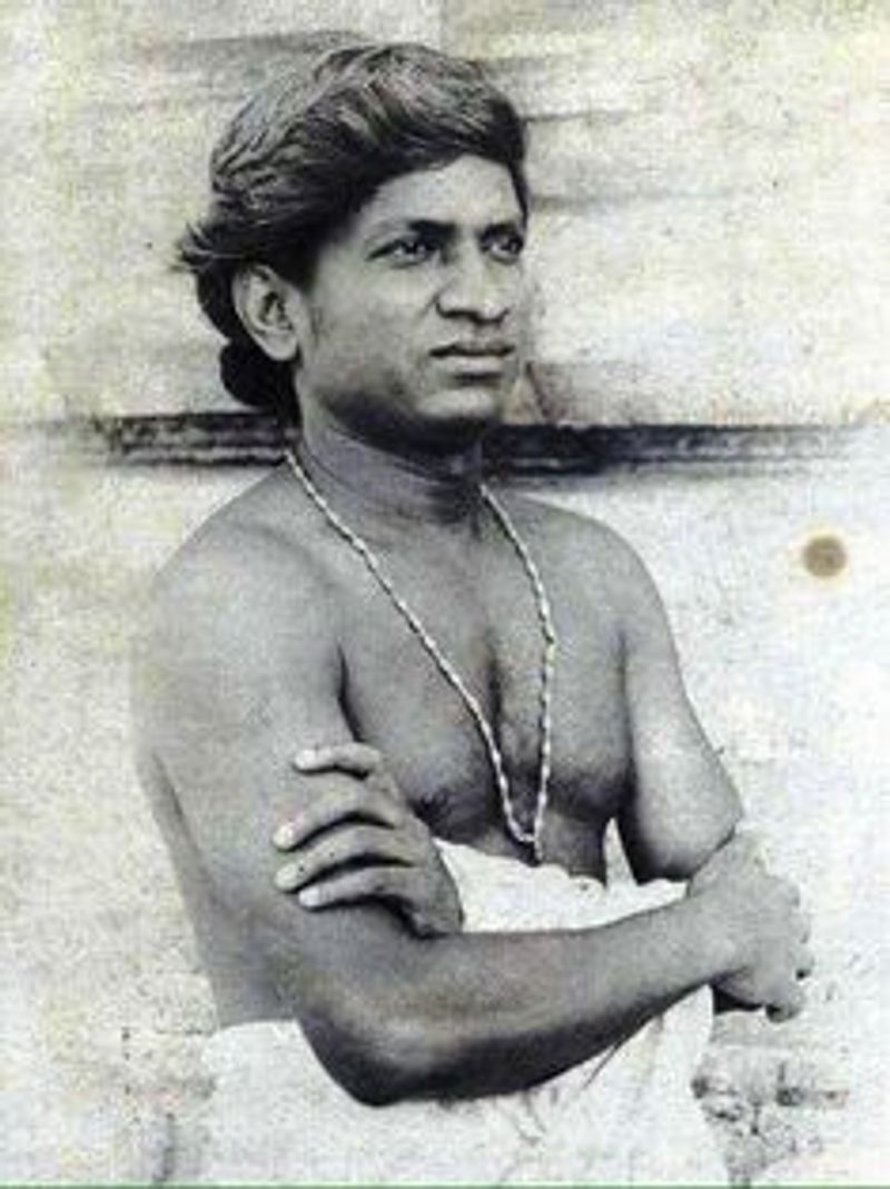 ஆரம்பத்தில் இருந்து, எளிமையை மற்றுமே தன்னுடைய கொள்கையாய் கொண்டு, பகட்டு - பந்தா இல்லாமல் வாழ்ந்து வரும் இசை ஞானி. 