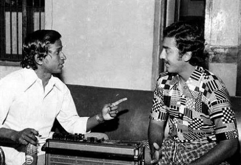 உலக நாயகன் கமல்ஹாசனுடன் இளைய ராஜா பேசி கொண்டிருக்கும் புகைப்படம். கமலஹாசனின் பல படங்களுக்கு வெற்றி பாடங்களையும் கொடுத்துள்ளனர் இசை ஞானி. குறிப்பாக, நாயகன் படத்தில் இடம்பெற்ற தென்பாண்டி சீமையிலே, கண்மணி அன்போடு காதலன் போன்றவை தற்போது வரை பலரது ஃபேவரைட் பாடல்களில் ஒன்று.