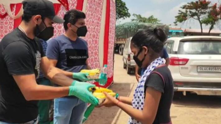 coronavirus mohammed shami distributes food national highway netizens salute coronavirus mohammed shami distributes food national highway netizens salute