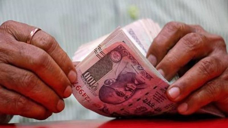 किन लोगों के लिए इनकम टैक्स रिटर्न जरूरी
इनकम टैक्स डिपार्टमेंट ने वित्त वर्ष 2019-2020 की आय का ब्योरा देने के लिए इनकम टैक्स रिटर्न फॉर्म की अधिसूचना दे दी है। सरकार ने उन लोगों के लिए इनकम टैक्स रिटर्न दाखिल करना जरूरी कर दिया है, जिनका पिछले वित्त वर्ष में एक लाख रुपए से ज्यादा बिजली बिल आया, चालू खाते में एक करोड़ रुपए से ज्यादा रहे या फिर जिन्होंने विदेश यात्रा में 2 लाख रुपए से ज्यादा खर्च किया। 