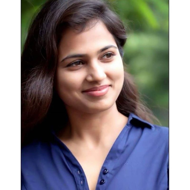 ரம்யா பாண்டியன் கேப் போட்டு போஸ் கொடுத்து கலக்கும் ஸ்டைலிஷ் ஸ்டில்ஸ்!