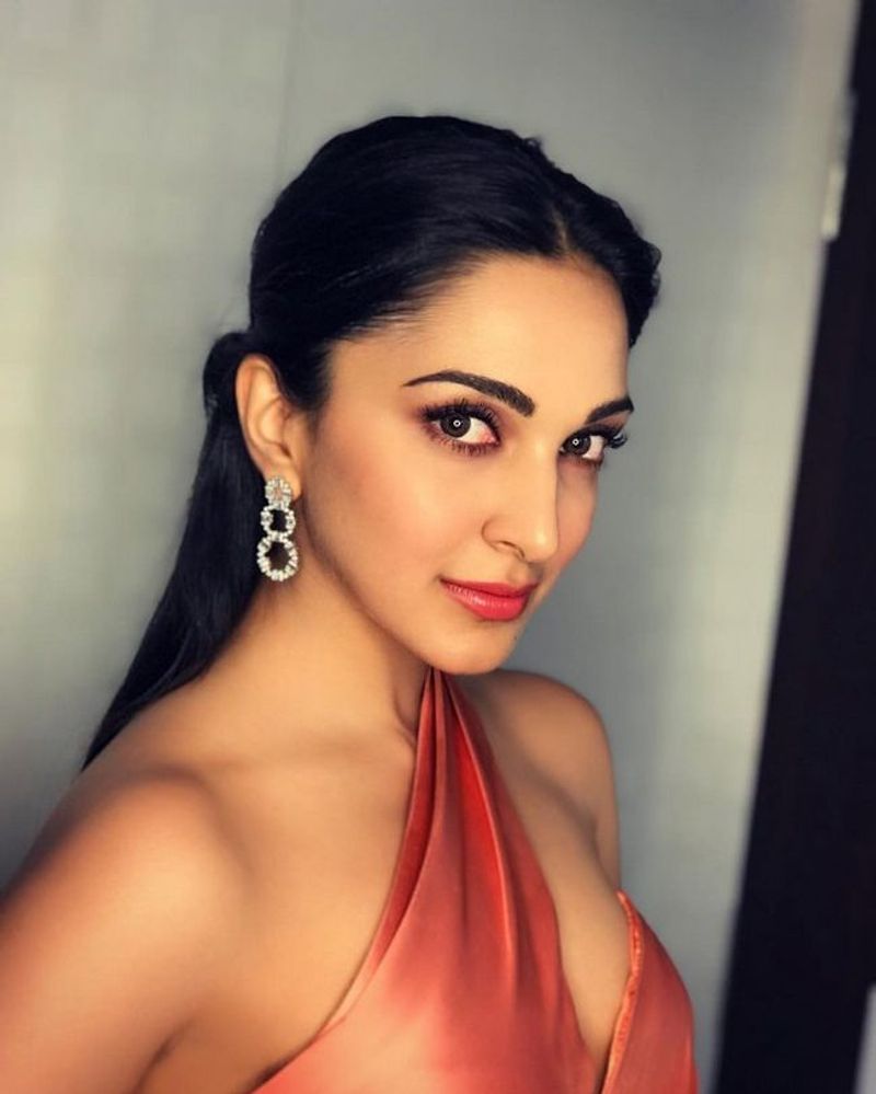 Kiara in this glamorous outfit which reveals her assets