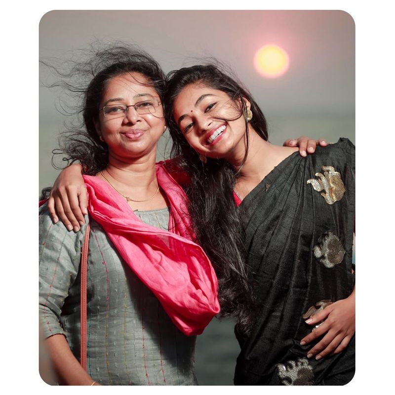 இவனாவின் குடும்ப புகைப்படத்தை வெளியிட்டு ரசிகர்களுக்கு அடையாளம் காட்டியா இவானா 