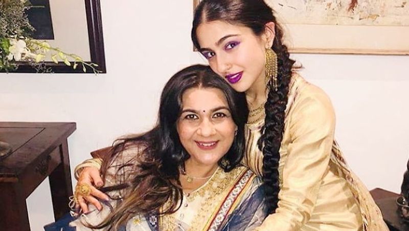 एक इंटरव्यू में सारा ने बताया कि वो अपने पापा सैफ अली खान के साथ क्यों नहीं रहती हैं। सारा ने कहा- 'मेरी मां ने मुझे बचपन से पाला है। भाई इब्राहिम के होने के बाद मां ने हमें अपना पूरा समय दिया। हमारी परवरिश के लिए उन्होंने अपना करियर तक छोड़ दिया, और जिस घर में एक साथ मेरे माता - पिता खुश नहीं हैं उस घर में मैं नहीं रह सकती।