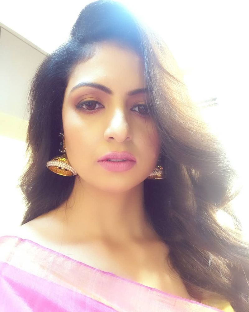தன்னுடைய நிறத்திற்கு ஏற்ற சேலை, காதுகளில் பெரிய பெரிய கம்மல் ஜிமிக்கி என பேரழகியாய் போஸ் கொடுத்த ஹாசின்.