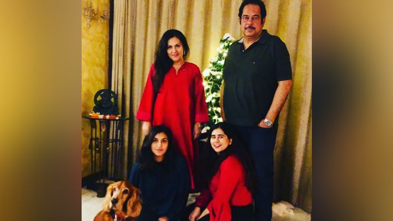 अभी कुछ दिन पहले भी दीपिका ने अपनी शादी की एक फोटो शेयर करते हुए फैन्स से पूछा था कि क्या वो उनकी लव स्टोरी के बारे में जानना चाहते हैं। इसके बाद उनके फैन्स उनकी शादी की कहानी जानने के इच्छुक दिखे जिसके जवाब में दीपिका लगातार एक के बाद एक तस्वीर अपने फैन्स के साथ साझा कर रही हैं और साथी ही अपनी लव स्टोरी भी अपनी फैन्स को बता रही हैं। 
