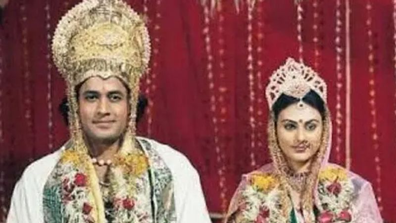 बताती हैं कि जब वो ये एड शूट कर रही थीं, तो हेमंत शूट देखने के लिए आए थे। ये उनकी हमारी मुलाकात थी। दीपिका ने आगे बताया कि इसके बाद वो अपनी-अपनी जिंदगियों में बिजी हो गए, लेकिन दोनों एक-दूसरे के बारे में अक्सर सोचते थे जब तक कि वो दोनों दोबारा नहीं मिले।