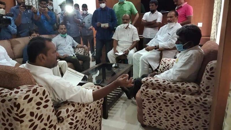 ಎರಡು ಜಿಲ್ಲಾಧಿಕಾರಿಗಳ ಸ್ವಪ್ರತಿಷ್ಠೆಯಿಂದ ಕಾಸರಗೋಡು ಕನ್ನಡಿಗರು ಅತಂತ್ರರಾಗಿದ್ದಾರೆ.ಡಿಸಿಗಳ ಈಗೋ ಸಮಸ್ಯೆಯಿಂದ ಕನ್ನಡಿಗರ ಬದುಕು ಅತಂತ್ರವಾಗಿದೆ ಎಂದುದ.ಕ ಜಿಲ್ಲಾ ಉಸ್ತುವಾರಿ ಸಚಿವರಿಗೆ ಮಾಜಿ ಸಚಿವ ಯು.ಟಿ.ಖಾದರ್ ಆರೋಪಿಸಿದ್ದಾರೆ.