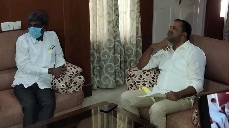 ದ.ಕ ಮತ್ತು ಕಾಸರಗೋಡು ಜಿಲ್ಲೆಯ ಜಿಲ್ಲಾಧಿಕಾರಿಗಳ ಸ್ವಪ್ರತಿಷ್ಠೆಯಿಂದ ಕನ್ನಡಿಗರು ಅತಂತ್ರರಾಗಿದ್ದಾರೆ.ಎರಡು ಜಿಲ್ಲಾಧಿಕಾರಿಗಳು ಅವರ ಸ್ವಪ್ರತಿಷ್ಠೆ ಬಿಟ್ಟು ಕೂರಬೇಕು.ಸ್ವಪ್ರತಿಷ್ಠೆ ಆಲೋಚನೆ ಮಾಡದೇ ಜನರ ಸಮಸ್ಯೆ ಆಲೋಚನೆ ಮಾಡಬೇಕು.ಅವರ ಸ್ವಪ್ರತಿಷ್ಠೆಯಿಂದ ನೀವು ಈಕಡೆ ಬರಬೇಡಿ, ನಾವು ಆ ಕಡೆ ಬರಲ್ಲ ಅನ್ನೋದಲ್ಲ.ಹೀಗಾಗಿ ಎರಡೂ ಜಿಲ್ಲೆಯ ಜಿಲ್ಲಾಧಿಕಾರಿಗಳು ಪರಸ್ಪರ ಕೂತು ಸಮಸ್ಯೆ ಬಗೆಹರಿಸಲಿ ಎಂದು ಹೇಳಿದ್ದಾರೆ
