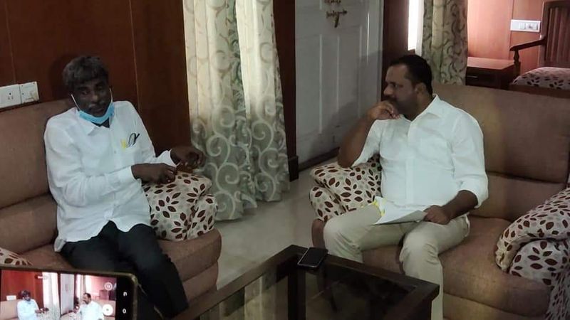 ಸಚಿವ ಕೋಟ ಶ್ರೀನಿವಾಸ ಪೂಜಾರಿ ಜೊತೆ ಮಾತನಾಡುತ್ತಿರುವ ಮಾಜಿ ಸಚಿವ ಯು. ಟಿ. ಖಾದರ್