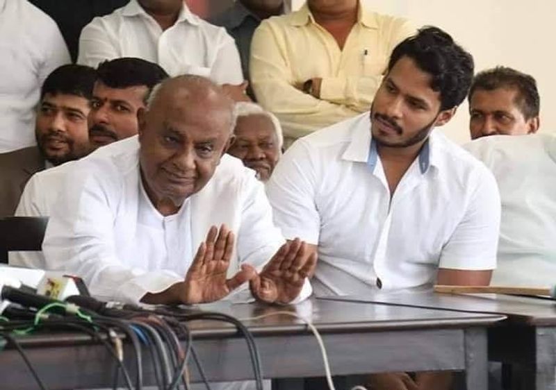 ಎಚ್.ಡಿ.ದೇವೇಗೌಡ ಅವರು ಪ್ರಧಾನಿಯಾಗಿ 25 ವರ್ಷ ತುಂಬಿದ ಬೆಳ್ಳಿ ಹಬ್ಬದ ಸಂಭ್ರಮದಲ್ಲಿದ್ದಾರೆ. ಈ ಹಿನ್ನೆಲೆಯಲ್ಲಿ ನಿಖಿಲ್ ತಮ್ಮ ತಾತ ದೇವೇಗೌಡರ ಸಾಧನೆಗಳ ಬಗ್ಗೆ ವಿವರಿಸಿದ್ದಾರೆ.
