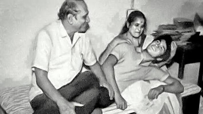 sachin tendulkar shared throwback picture with parents wrote emotional post kpt sachin tendulkar shared throwback picture with parents wrote emotional post kpt