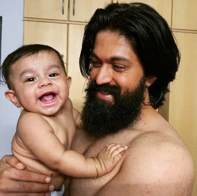 நடிகர் யஷ் தன்னுடைய செல்ல மகனை கையில் தூக்கி வைத்திருக்கும் அழகிய புகைப்படம்.