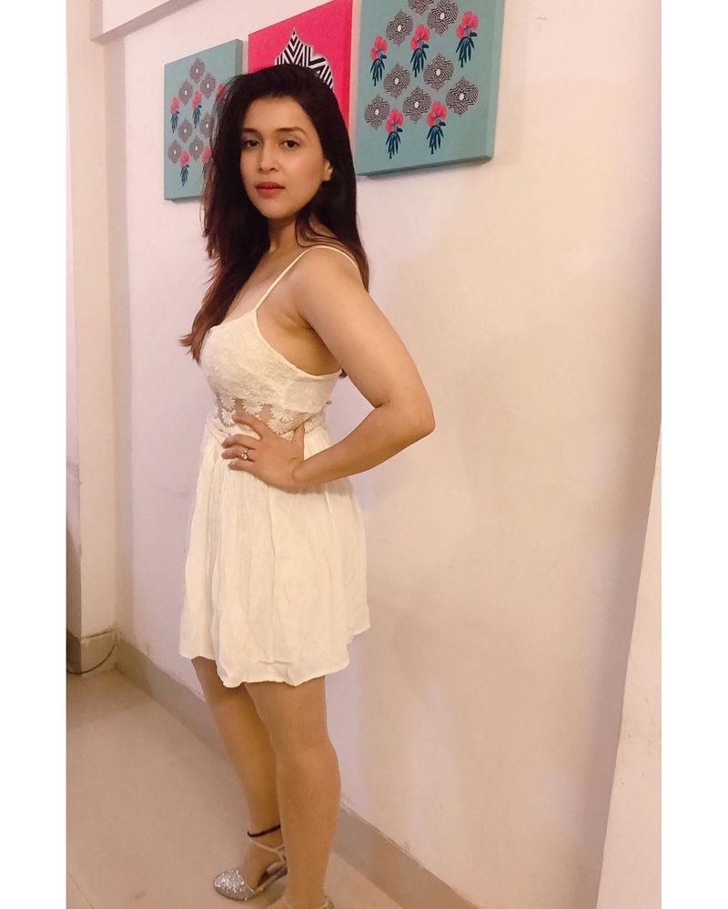 mannara Chopra latest instagram photos