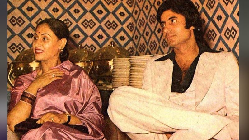 বিভিন্ন ছবির সেটে তাঁদের একই সঙ্গে দেখা যেত। হৃষিকেশ মুখোপাধ্যায় পরিচালিত ছবি গুড্ডি-র সেটে তাঁদের দেখা হয়। বন্ধুত্বও গাঢ় হয় তাঁদের এই সময়ই।জয়ার সৌন্দর্য মুগ্ধ করে অমিতাভ বচ্চনকে।