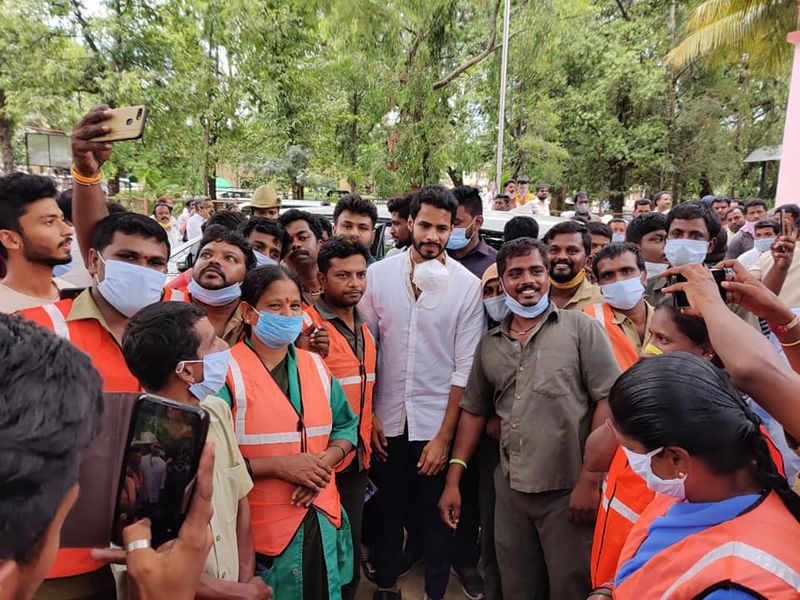 ನಾನು ರೈತ ಬ್ರದರ್ ಈ ಹಿಂದೆ ಹೊಲ ಉಳುಮೆ ಮಾಡುತ್ತಿದೆ. ಇತ್ತೀಚೆಗೆ ಮರೆತಿದ್ದೇನೆ ಅಷ್ಟೆ ಎನ್ನುತ್ತಾ ಟ್ರಾಕ್ಟರ್ ಚಾಲನೆ ಮಾಡಿದರು..