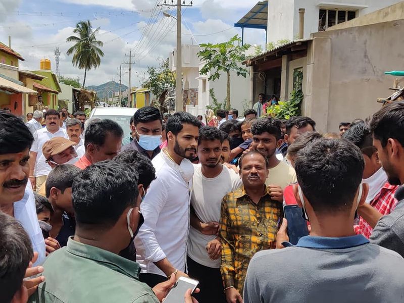ಟ್ರಾಕ್ಟರ್ ಸ್ಟೇರಿಂಗ್ ಹಿಡಿದು ಚಾಲನೆ ಮಾಡುವ ಮೂಲಕ ಕೃಷಿ ಯಂತ್ರೋಪಕರಣಗಳ ಬಾಡಿಗೆ ಕೇಂದ್ರವನ್ನು ಮಾಜಿ ಮುಖ್ಯಮಂತ್ರಿ ಹೆಚ್.ಡಿ.ಕುಮಾರಸ್ವಾಮಿ ಉದ್ಘಾಟಿಸಿದರು. ಆದ್ರೆ, ಈ ವೇಳೆ ಸಾಮಾಜಿಕ ಅಂತರ ಕಾಪಾಡುವುದನ್ನು ಮರೆತರು