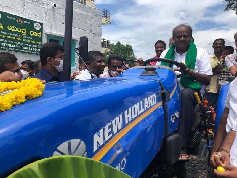 ಮಾಜಿ ಸಿಎಂಎಚ್ಡಿ ಕುಮಾರಸ್ವಾಮಿಟ್ರಾಕ್ಟರ್ ಚಾಲನೆ ಮಾಡುವ ಮೂಲಕ ಗಮನ ಸೆಳೆದಿದ್ದಾರೆ.