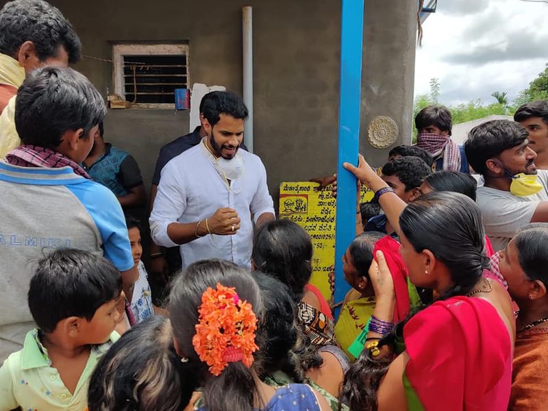 ಕುಮಾರಸ್ವಾಮಿ ಅವರು ಇಂತಹ ಕಾರ್ಯಕ್ರಮಕ್ಕೆ ನಿಖಿಲ್ ಕುಮಾರಸ್ವಾಮಿ ಅವರನ್ನು ಕರೆದುಕೊಂಡು ಹೋಗಿ ಜನರು ಪರಿಚಯಿಸುತ್ತಿದ್ದು, ಮುಂದಿನ ದಿನಗಳಲ್ಲಿ ರಾಮನಗರ ಅಖಾಡಕ್ಕಿಳಿಸುವ ಪ್ಲಾನ್ ಮಾಡಿದ್ದಾರಾ ಎನ್ನುವ ಪ್ರಶ್ನೆಗಳು ಉದ್ಭವಿಸಿವೆ.