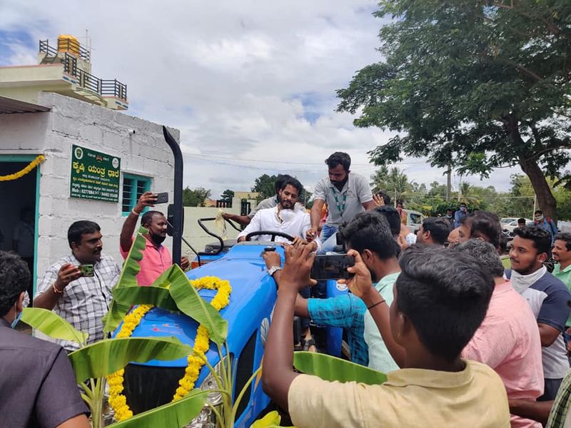 ಇನ್ನು ಪುತ್ರ ನಿಖಿಲ್ ಕುಮಾರಸ್ವಾಮಿ ಸಹ ಟ್ರ್ಯಾಕ್ಟರ್ ಚಾಲನೆ ಮಾಡಿದರು.