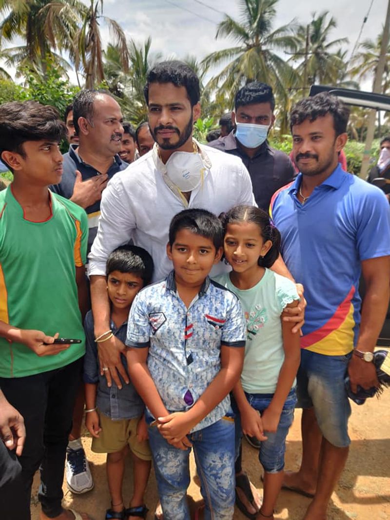 ಅಪ್ಪನ ನಂತರ ಟ್ರ್ಯಾಕ್ಟರ್ ಚಾಲನೆ ಮಾಡಿದ ಬಳಿಕನಿಖಿಲ್ ಕುಮಾರಸ್ವಾಮಿ ಮಕ್ಕಳೊಂದಿಗೆ ಫೋಟೋಗೆ ಪೋಸ್ ನೀಡಿದರು.