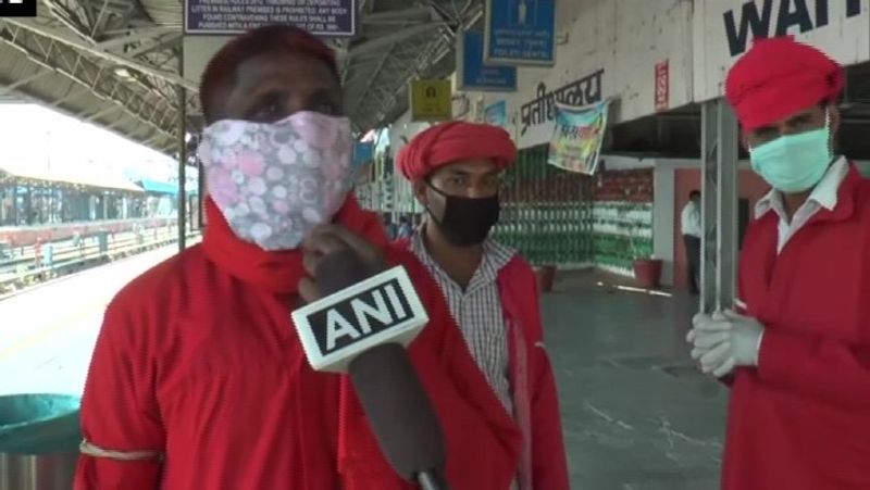 नम आंखों से कुलियों ने कहा-दो महीने से लोगों से मांगकर पेट भरना पड़ रहा है। जो जमा पूंजी तो वह तो पहले ही हफ्ते में खत्म हो गई। अब तो लोगों का इतना कर्जा हो गया है कि पता नहीं कब उतरेगा।