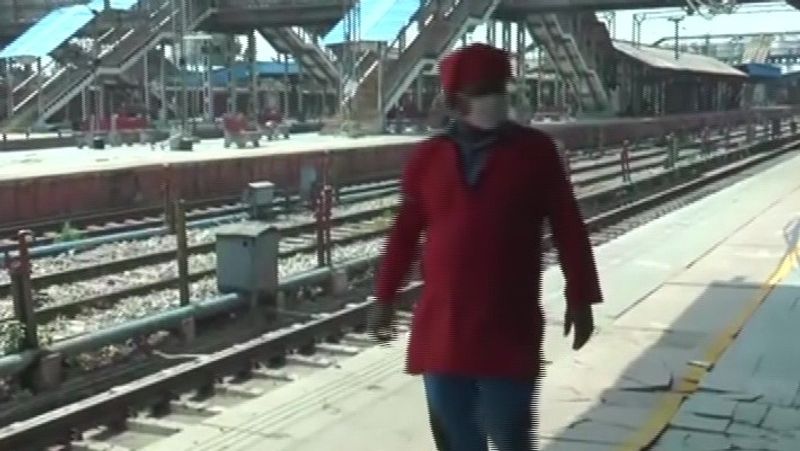 यह कुली घर से यह सोचकर आया था कि आज ढाई महीने बाद काम मिलेगा और उस पैसे से मैं घर का राशन लेकर आऊंगा, लेकिन वह दिनभर इंतजार करता रहा, लेकिन उसे कोई काम नहीं मिला तो वह मायूस होकर वापस अपने घर लौट गया।