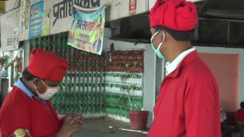 नम आंखों से कुलियों ने कहा-दो महीने से लोगों से मांगकर पेट भरना पड़ रहा है। जो जमा पूंजी तो वह तो पहले ही हफ्ते में खत्म हो गई। अब तो लोगों का इतना कर्जा हो गया है कि पता नहीं कब उतरेगा।