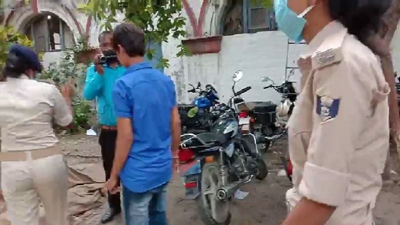कुढ़नी थाना इलाके की दो लड़कियां आपस में शादी की तैयारी में थीं। खबर मिलने पर परिवार, पुलिस से लेकर आम और खास लोग इन दोनों की शादी रोकने का प्रयास करने लगे। 