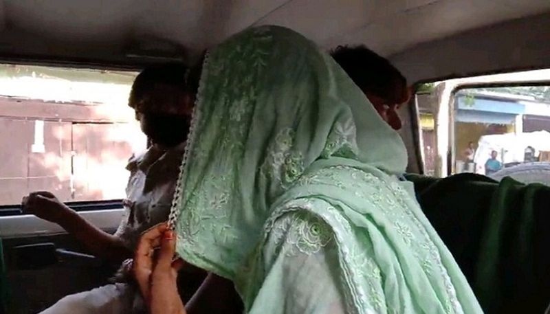 कुढ़नी पुलिस भी चक्कर में पड़ गई और लड़कियों की जिद पर दोनों को एसएसपी कार्यालय लाया गया। जहां कई बड़े अधिकारियों ने दोनों से लंबी पूछताछ की।
