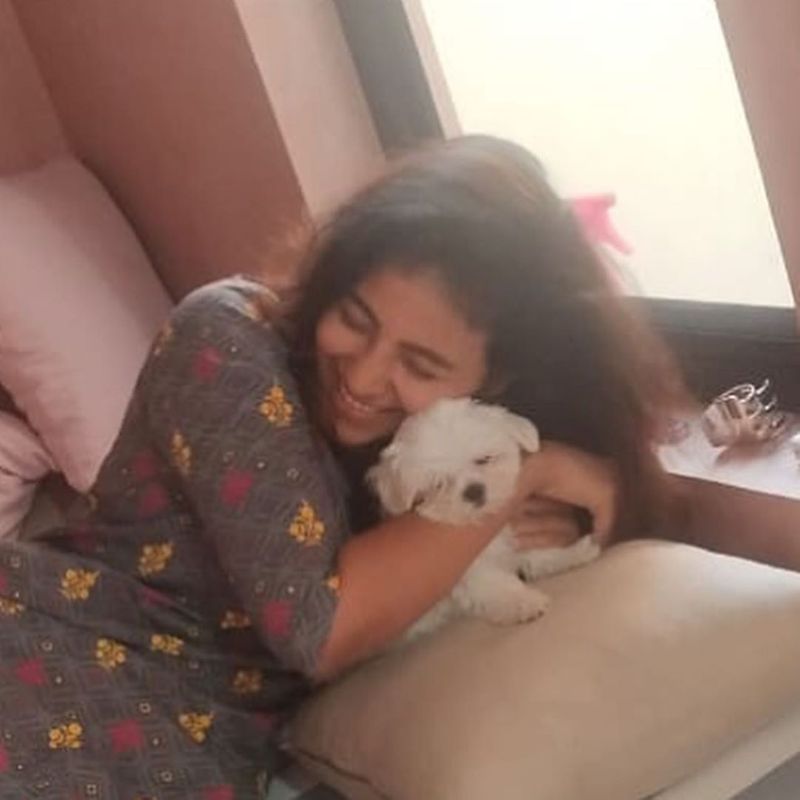 பாசத்தில் தன்னுடைய நாய் குட்டியை இறுக்கி அனைத்திற்கும் அஞ்சலி 