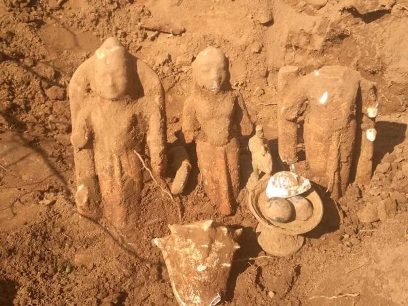 क्या दावा किया जा रहा है?
अयोध्या में राम मंदिर निर्माण शुरू हो चुका है जहां खुदाई में भगवान की मूर्ति मिली। इन तस्वीरों को देख लोग अभिभूत हो गए। तस्वीरें वायरल होने के बाद हमने इसकी जांच-पड़ताल की।
पड़ताल किए जाने तक इस तस्वीर को चार सौ लोग शेयर कर चुके हैं, जबकि इसे पांच हजार से अधिक लोगों ने पसंद किया है।