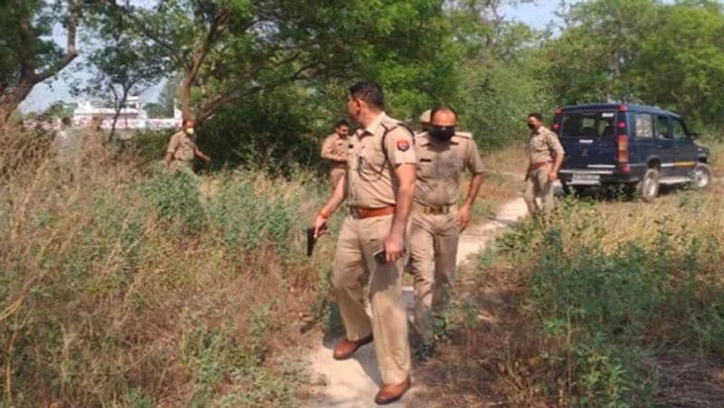 सिवाया टोल प्लाजा के पास शाकिब के परिवार ने उसे पानी पिलाने की बात कहकर गाड़ी को रोक लिया। सीओ दौराला जितेंद्र कुमार के मुताबिक, इसी बीच शाकिब ने सिपाही सुधीर की पिस्टल छीन ली। पुलिस पर फायरिंग करता हुआ शाकिब सिवाया के जंगल में घुस गया।