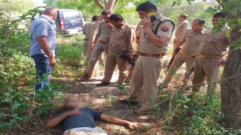 शाकिब ने पुलिस टीम पर फायरिंग करना शुरू कर दिया। जवाबी फायरिंग में शाकिब को कई गोलियां लगी । घायल अवस्था में उसे जिला अस्पताल लाया गया, जहां गम्भीर हालात में उसका इलाज चल रहा है । घायल सिपाही को भी अस्पताल में भर्ती करा दिया है।