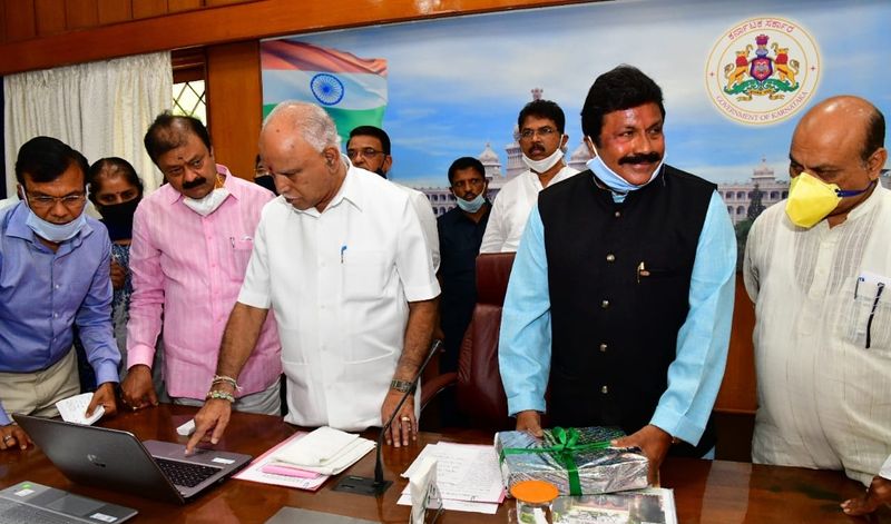 ಮುಖ್ಯಮಂತ್ರಿ ಬಿಎಸ್ ಯಡಿಯೂರಪ್ಪ ಅವರು ಮಂಗಳವಾರ ಮೆಕ್ಕೆ ಜೋಳ ಹಾಗೂ ಹೂವು ಬೆಳೆಗಾರರಿಗೆ 666 ಕೋಟಿ ರೂಪಾಯಿಗಳ ಪರಿಹಾರ ಮೊತ್ತವನ್ನು ಆನ್ಲೈನ್ ಮೂಲಕ ರೈತರ ಖಾತೆಗೆ ಬಿಡುಗಡೆ ಮಾಡಿದರು.