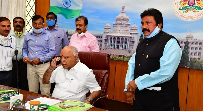 ನಂತರ ಸ್ವತಃ ತಾವೇ ರೈತರಿಗೆ ಕರೆ ಮಾಡಿ ಪರಿಹಾರ ಹಣ ಖಾತೆಗಳಿಗೆ ವರ್ಗಾವಣೆ ಆಗಿರುವುದನ್ನು ಖಾತ್ರಿಪಡಿಸಿಕೊಂಡರು.