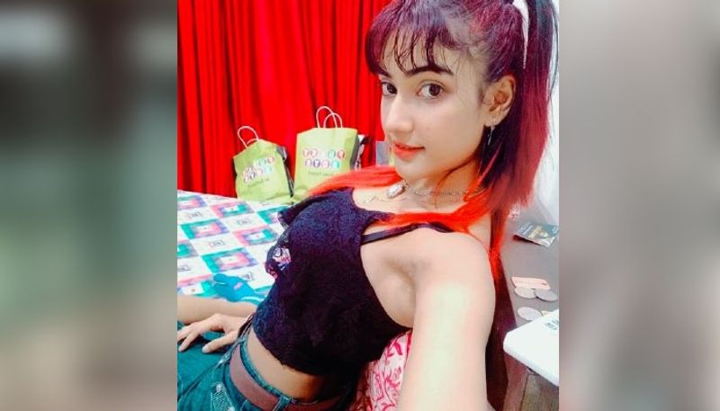 সাক্ষাৎকারটি এখনও ইউটিউবে রয়েছে। যা এখন নোবেল-বিশ্বজিতার বিতর্কে ফের উঠে এসেছ।