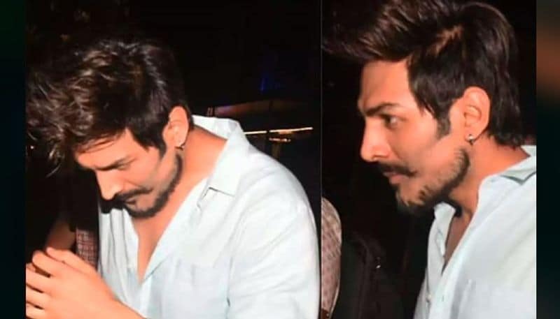 ছবিটির চিত্রনাট্য তেমন খারাপ না হলেও, কার্তিকের রণবীর কাপুরকে নকল করতে চাওয়া এবং সারা আলি খানের অসহ্য অভিনয় কেউই নিতে পারেনি। তার থেকেও খারাপ ছিল কার্তিকের প্রস্থেটিক মেকআপ। একটি দৃশ্যে কার্তিককে রণদীপ হুডার আদলে দেখানো হয়েছে সেখানে তাঁর চোয়াল বড় করা হয়েছে অদ্ভুত প্রস্থেটিকে সঙ্গে হালকা দাড়ি। এমন অদ্ভুত মেকআপে ছিটকে গিয়েছিল কার্তিক-ভক্তরাও।