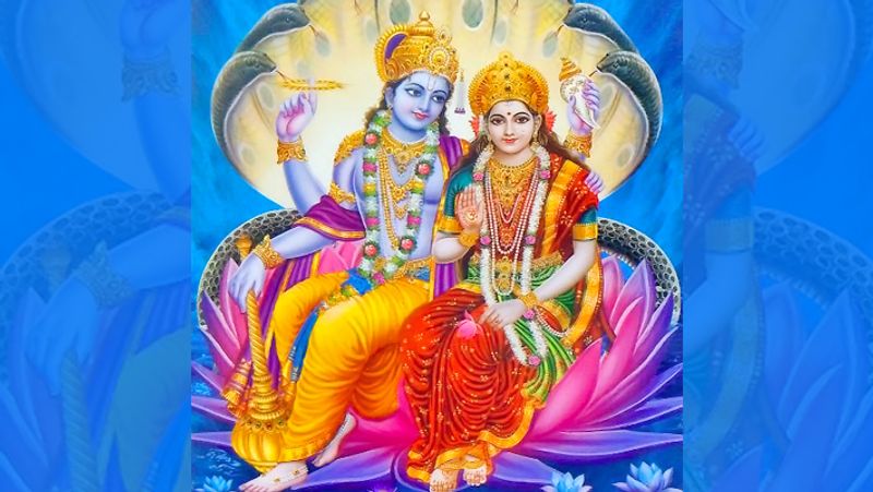 1. धन लाभ के लिए शुक्रवार और पूर्णिमा के योग में देवी लक्ष्मी और भगवान विष्णु का पूजन करें। पूजा में दक्षिणावर्ती शंख से विष्णु-लक्ष्मी की प्रतिमा का अभिषेक करें। इसके लिए केसर मिश्रित दूध का उपयोग करना चाहिए।
