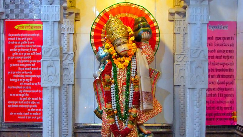 3. 5 जून को हनुमानजी के मंदिर में दीपक जलाकर हनुमान चालीसा का पाठ करें। आप चाहें तो ऊँ ऐं हनुमते रामदूताय नमः मंत्र का जाप भी कर सकते हैं। इससे समस्याओं से छुटकारा मिल सकता है।
